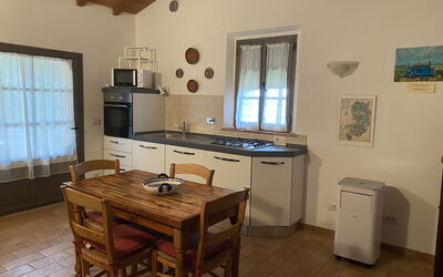 La Tinaia - Villa le Ripe: Propiedad, Ventana, Mueble, Gabinetes, Mesa, Madera, Diseño De Interiores, Mostrador, Edificio, Cocina