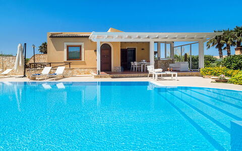 Villa Cornino - Custonaci, Sicilia: Agua, Cielo, Propiedad, Planta, Piscina, Azur, Edificio, Sombra, Ocio, Bienes Raíces