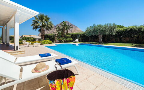 Villa Cornino - Custonaci, Sicilia: Cielo, Agua, Propiedad, Planta, Piscina, Edificio, Azur, Naturaleza, Árbol, Sombra