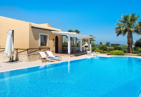 Villa Cornino - Custonaci, Sicilia: Agua, Cielo, Propiedad, Planta, Piscina, Azur, Edificio, Árbol, Sombra, Ocio