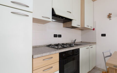 La Casa di Silvana: Planta, Edificio, Cielo, Ventana, Casa, Vegetación, Árbol, Biome, Barrio