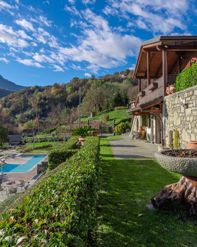 Il Poggio del Castagno: Edificio, Azur, Piscina, Cielo, Sombra, Árbol, Agua, Rectángulo, Diseño Urbano, Mueble Para Exteriores
