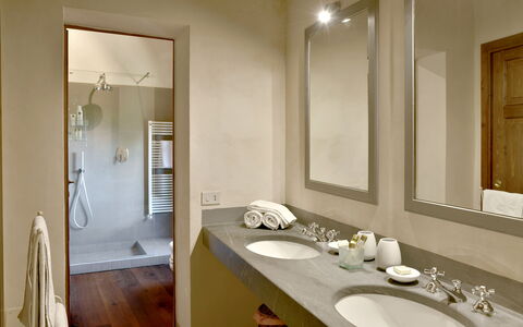 Torre Di Montelopio: Espejo, Grifo, Lavabo, Arreglo De Tubería, Lavabo Del Baño, Baño, Edificio, Suelo, Madera