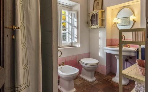 La Casa Dei Limoni, Camaiore, Pet Friendly, Wifi: Propiedad, Espejo, Arreglo De Tubería, Mueble De Baño, Lavabo, Púrpura, Baño, Arquitectura