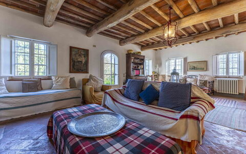 La Casa Dei Limoni, Camaiore, Pet Friendly, Wifi: Propiedad, Ventana, Mueble, Sofá, Edificio, Azur, Comodidad, Madera, Diseño De Interiores, Piso