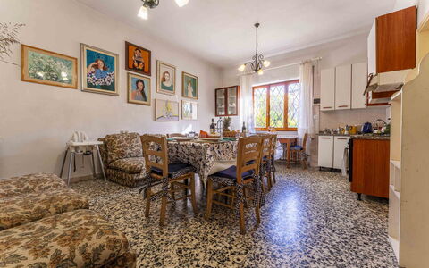Casa Vacanza Mais - Camaiore, Toscana: Marco, Mesa, Mueble, Propiedad, Silla, Madera, Encendiendo, Diseño De Interiores, Piso, Suelo