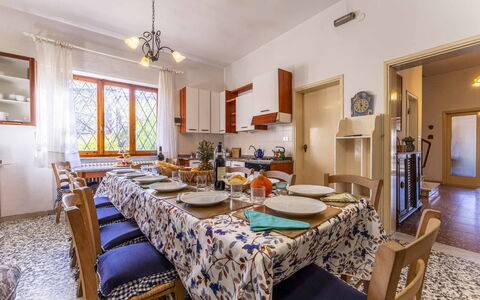 Casa Vacanza Mais - Camaiore, Toscana: Marco, Mueble, Mesa, Silla, Encendiendo, Manteles, Edificio, Decoración, Suelo, Ventana