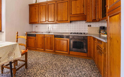 Casa Vacanza Mais - Camaiore, Toscana: Gabinetes, Mostrador, Mueble, Propiedad, Edificio, Cocina, Cajón, Aparato De Cocina, Madera, Electrodoméstico