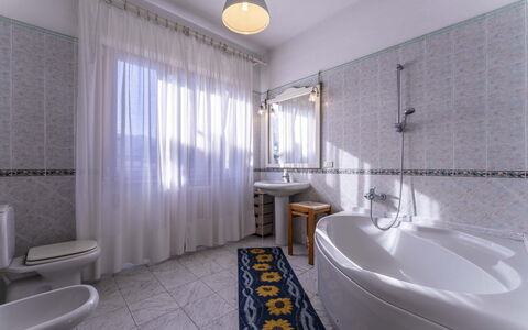 Casa Vacanza Mais - Camaiore, Toscana: Edificio, Propiedad, Arreglo De Tubería, Bañera, Baño, Ventana, Diseño De Interiores, Cortina, Madera