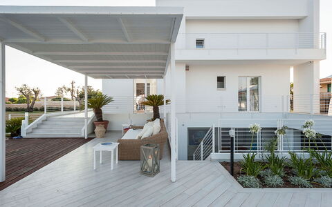 Casa Mareblu - Marina Di Modica, Sicilia: Planta, Edificio, Ventana, Diseño De Interiores, Diseño Urbano, Madera, Condominio, Barrio Residencial, Piso, Bienes Raíces