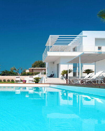 Casa Mareblu - Marina Di Modica, Sicilia: Agua, Cielo, Propiedad, Edificio, Piscina, Planta, Azur, Balneario, Árbol, Mueble Para Exteriores