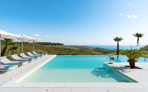 Villa Agrigenta - Ribera, Sicilia: Agua, Cielo, Planta, Propiedad, Piscina, Azur, Nube, Mueble Para Exteriores, Árbol, Balneario
