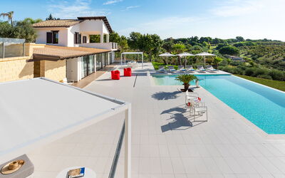 Villa Agrigenta - Ribera, Sicilia: Cielo, Edificio, Propiedad, Agua, Nube, Árbol, Piscina, Mueble Para Exteriores, Diseño Urbano, Sombra