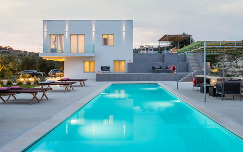 Casabella - Avola, Sicilia: Agua, Cielo, Propiedad, Piscina, Edificio, Nube, Ventana, Azur, Mueble Para Exteriores, Sombra
