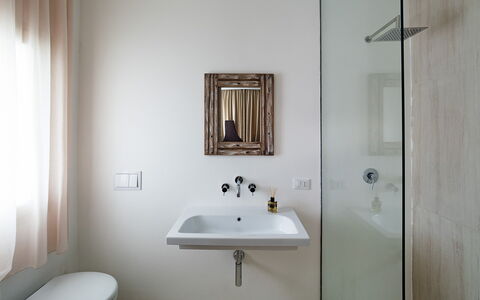 Casabella - Avola, Sicilia: Espejo, Grifo, Lavabo, Lavabo Del Baño, Arreglo De Tubería, Mueble De Baño, Baño, Edificio, Madera