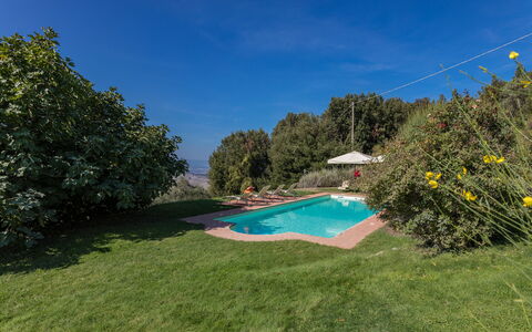 Villa Belvedere: Cielo, Planta, Agua, Paisaje Natural, Árbol, El Terreno Del Lote, Piscina, Sombra, Hierba, Paisaje