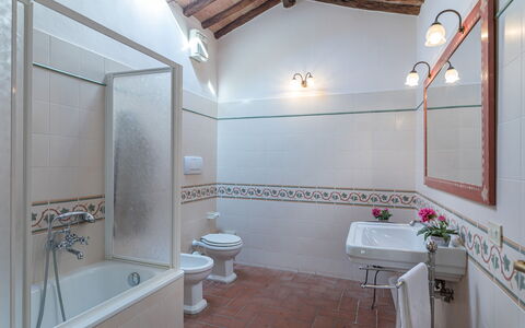 Villa Belvedere: Propiedad, Arreglo De Tubería, Lavabo, Bañera, Grifo, Baño, Edificio, Espejo, Diseño De Interiores, Planta