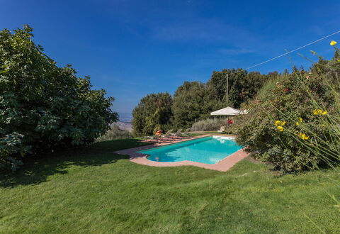 Villa Belvedere: Cielo, Planta, Agua, Paisaje Natural, Árbol, El Terreno Del Lote, Piscina, Sombra, Hierba, Paisaje