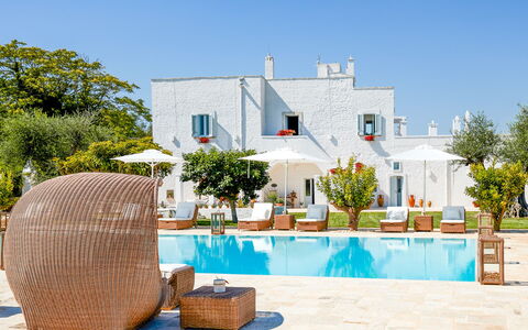 Masseria Lamacerase: Cielo, Edificio, Planta, Azur, Árbol, Casa, Mueble Para Exteriores, Ocio, Pared, Diseño Urbano