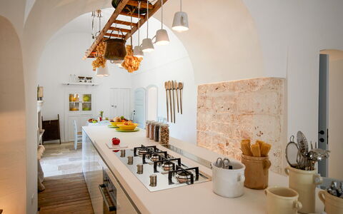 Masseria Lamacerase: Mesa, Propiedad, Naranja, Madera, Diseño De Interiores, Suelo, Piso, Planta De Casa, Sala, Bienes Raíces