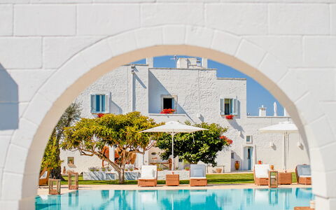 Masseria Lamacerase: Azur, Agua, Edificio, Planta, Diseño Urbano, Sombra, Mueble Para Exteriores, Pintar, Arte, Árbol
