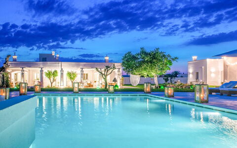Masseria Lamacerase: Agua, Nube, Edificio, Cielo, Propiedad, Planta, Azul, Piscina, Azur, Árbol