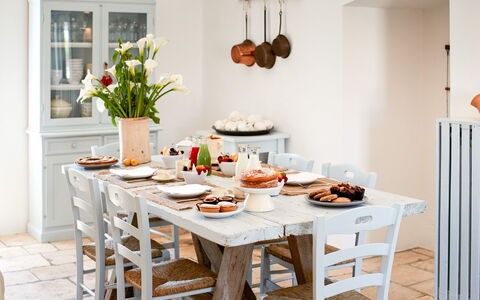Masseria Lamacerase: Mesa, Comida, Mueble, Vajilla, Ventana, Naranja, Planta, Madera, Silla, Diseño De Interiores