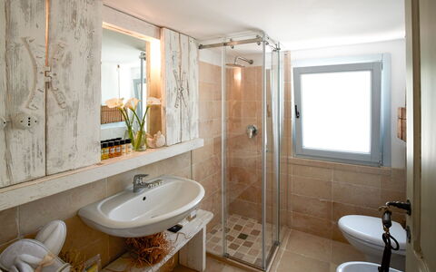 Masseria Lamacerase: Espejo, Arreglo De Tubería, Grifo, Lavabo, Propiedad, Lavabo Del Baño, Baño, Planta, Edificio