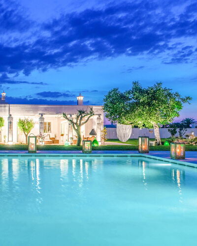 Masseria Lamacerase: Agua, Nube, Edificio, Cielo, Propiedad, Planta, Azul, Piscina, Azur, Árbol