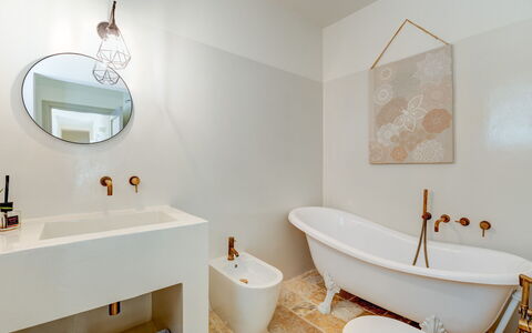 Tenuta Palù: Espejo, Arreglo De Tubería, Propiedad, Grifo, Bañera, Blanco, Mueble De Baño, Baño, Producto, Lavabo