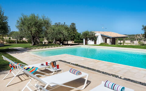 Corte Carrubo - Rosolini, Sicilia: Agua, Cielo, Propiedad, Planta, Piscina, Edificio, Mueble Para Exteriores, Árbol, Sombra, Sunlounger