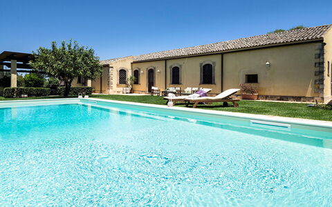 Casa Colore - Siracusa, Sicilia: Agua, Cielo, Planta, Piscina, Azur, Rectángulo, Sombra, Edificio, Árbol, Material Compuesto