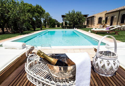 Casa Colore - Siracusa, Sicilia: Agua, Planta, Propiedad, Cielo, Piscina, Rectángulo, Mueble Para Exteriores, Edificio, Árbol, Ocio