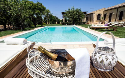 Casa Colore - Siracusa, Sicilia: Agua, Planta, Propiedad, Cielo, Piscina, Rectángulo, Mueble Para Exteriores, Edificio, Árbol, Ocio