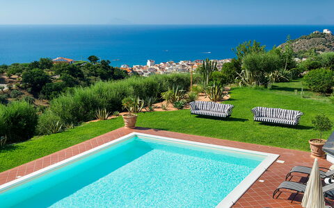 Villa Ester - Capo D'orlando, Sicilia: Agua, Planta, Cielo, Propiedad, Piscina, Azur, Azul, Naturaleza, Rectángulo, Hierba