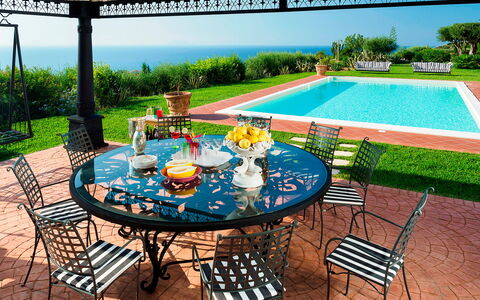 Villa Ester - Capo D'orlando, Sicilia: Mueble, Mesa, Propiedad, Planta, Silla, Verde, Cielo, Agua, Mueble Para Exteriores, Piso