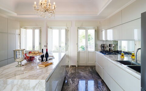Villa Ester - Capo D'orlando, Sicilia: Gabinetes, Propiedad, Mostrador, Mueble, Blanco, Mesa, Lavabo, Cocina, Ventana, Grifo