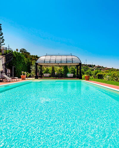 Villa Ester - Capo D'orlando, Sicilia: Agua, Cielo, Planta, Propiedad, Piscina, Edificio, Árbol, Naturaleza, Azur, Cuerpo De Agua