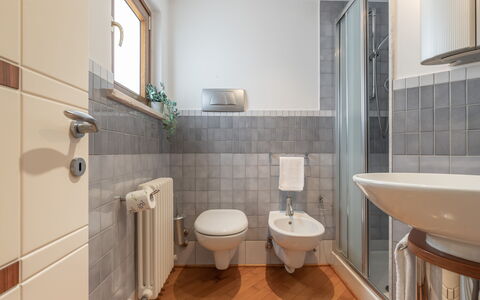 Altomare Apartment: Propiedad, Arreglo De Tubería, Lavabo, Baño, Edificio, Lavabo Del Baño, Grifo, Púrpura, Diseño De Interiores