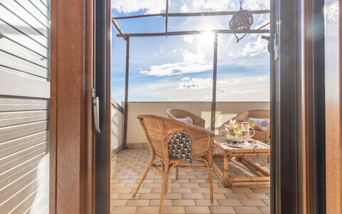 Altomare Apartment: Mueble, Cielo, Nube, Propiedad, Edificio, Silla, Ventana, Mesa, Madera, Sombra