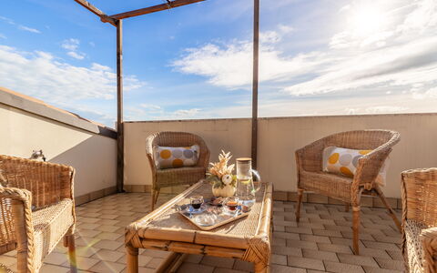 Altomare Apartment: Cielo, Nube, Mueble, Mesa, Propiedad, Silla, Azur, Madera, Mueble Para Exteriores, Sombra