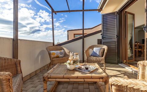 Altomare Apartment: Mesa, Mueble, Propiedad, Edificio, Ventana, Nube, Cielo, Azur, Madera, Silla