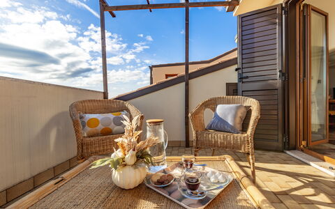 Altomare Apartment: Nube, Mueble, Propiedad, Cielo, Mesa, Edificio, Vajilla, Ventana, Madera, Azur
