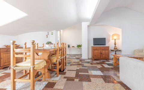 Altomare Apartment: Mueble, Gabinetes, Mesa, Madera, Diseño De Interiores, Cocina, Cajón, Manchas De Madera, Suelo, Piso