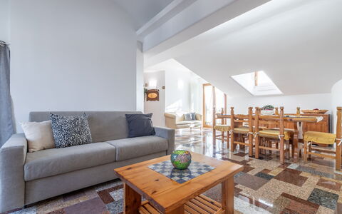 Altomare Apartment: Mesa, Mueble, Sofá, Diseño De Interiores, Sala, Madera, Edificio, Suelo, Silla, Sofá Cama