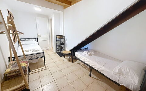 Eucalipto: Habitación, Suelo, Piso, Cama, Sábana, Lecho, Mueble, Marco De La Cama, Diseño De Interiores