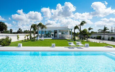 Casa Biancoverde - Marsala, Sicilia: Nube, Cielo, Agua, Planta, Propiedad, Naturaleza, Árbol, Piscina, Edificio, Hierba