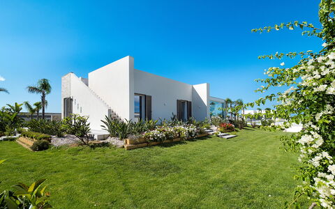 Casa Biancoverde - Marsala, Sicilia: Planta, Cielo, Edificio, Árbol, Paisaje Natural, El Terreno Del Lote, Hierba, Diseño Urbano, Bienes Raíces, Casa