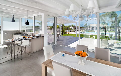 Casa Biancoverde - Marsala, Sicilia: Mesa, Mueble, Edificio, Silla, Diseño De Interiores, Suelo, Cocina, Madera, Condominio, Piso