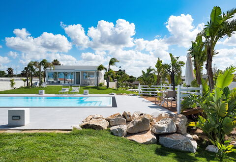 Casa Biancoverde - Marsala, Sicilia: Nube, Cielo, Planta, Edificio, El Terreno Del Lote, Piscina, Arecales, Agua, Hierba, Árbol